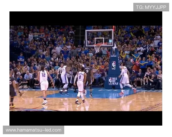 戴维斯精妙挡拆助库里借掩护三分命中展现完美配合 戴维斯精妙挡拆助库里借掩护三分命中展现完美配合